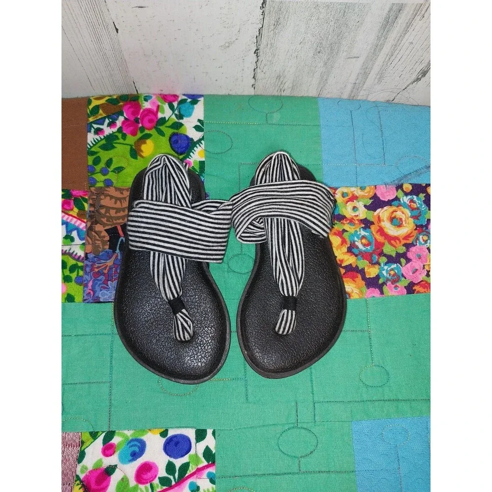 Youth Sanuk Girls Yoga Mat Sling Back Black & White Sandals 1011416K ~ Size 7-8